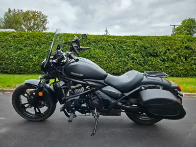 Moto en très bonne condition a vendre, ergofit position milieu, très confortable, sacoches et pare b...