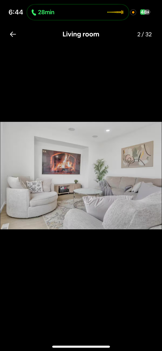 Spacious 4-Bedroom Family Home Overlooking the Lake in Manitoba in Canada - Image 9