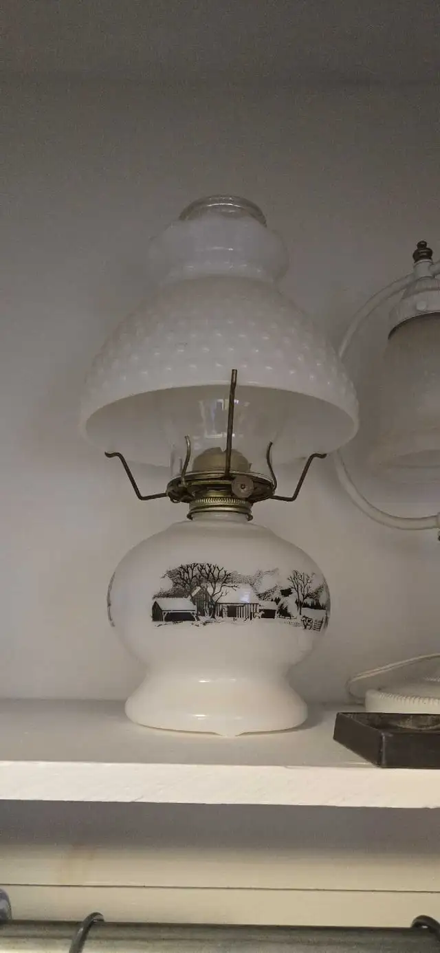 Vintage Currier and Ives Milk Glass Oil Lamp in Arts & Collectibles in Ottawa - Image 2
