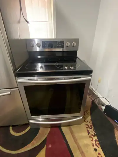 Like new 2022 stove In excellent condition works great Renovating them gone Also have other applianc...