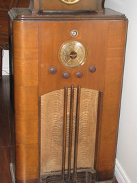 SEE NEW PRICE..OLD ANTIQUE FLOOR SIZE RADIO