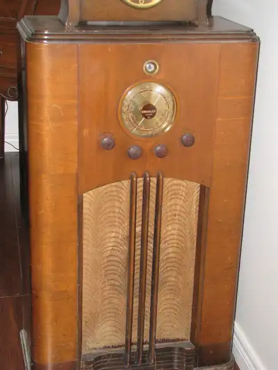 CROSLEY SUPER 11 RADIO WITH ORIGINAL COMPONENTS AND TUBE OPERATION..SEE PHOTOS BELOW. ASKING $200.00...