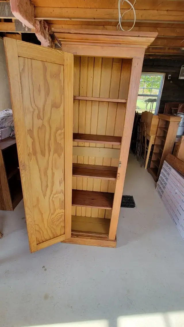 3 armoires antique en pin in Dressers & Wardrobes in Lanaudière - Image 3