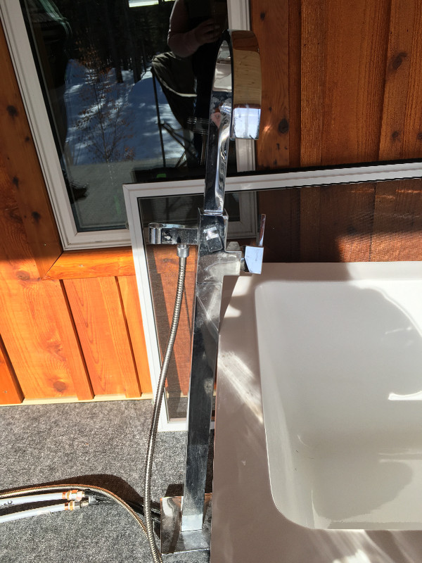 Used freestanding tub and faucet dans Plomberie, éviers, toilettes et bains  à Whitehorse - Image 3