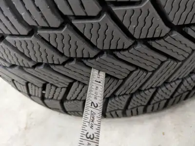 2 x 225/40/18 MICHELIN x ice snow WINTER tires 90% tread left Dot2021 very good conddition for merce...