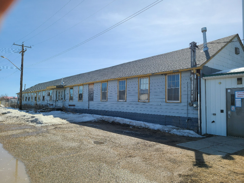 5000 sq ft building with runway access in the Gimli airport park