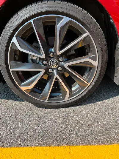 rim et pneus Dunlop 225/40 R 18 toute saison les pneus sont neuf avec tpms Toyota discutable