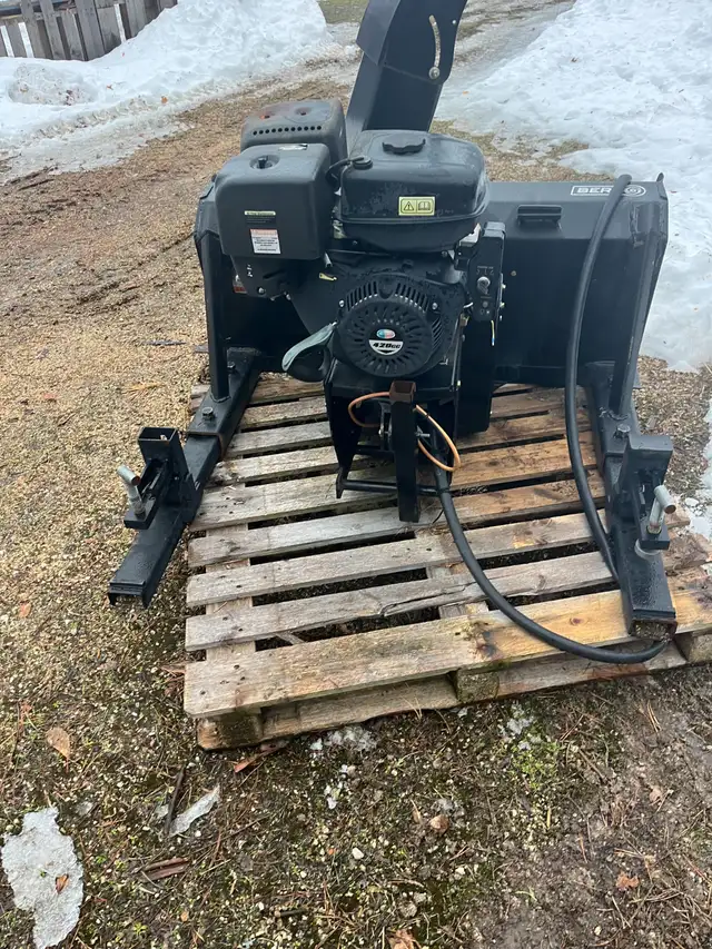 Front mount gas snow blower in Other Parts & Accessories in Owen Sound - Image 5