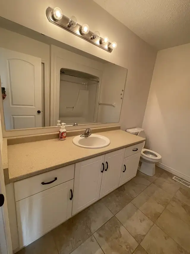South-end 4-bedroom Townhouse with Bright Walk-Out Basement in Long Term Rentals in Guelph - Image 6