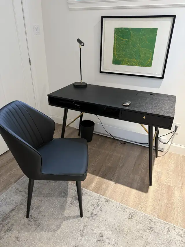 Ensemble de bureau de travail , chaise et lampe in Desks in Longueuil / South Shore - Image 2