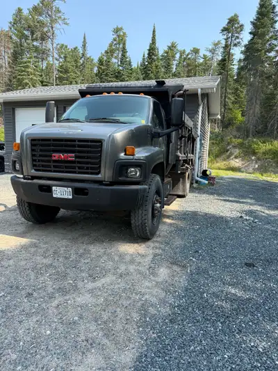 2009 GMC 8500, 7.8L Isuzu, Heated box, auto grease, air tarp. 87,000 kms, GAWR FRT 7257, GAWR RR 104...