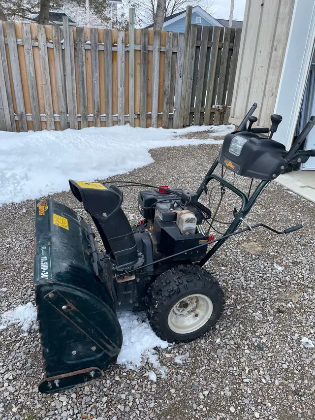 Yardworks snowblower in Snowblowers in Grand Bend - Image 5
