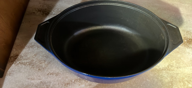 Cocotte Ovale en Fonte Émaillée Bleu Cobalt 28CM. Comme Neuf dans Vaisselle et articles de cuisine  à Ouest de l’Île - Image 4