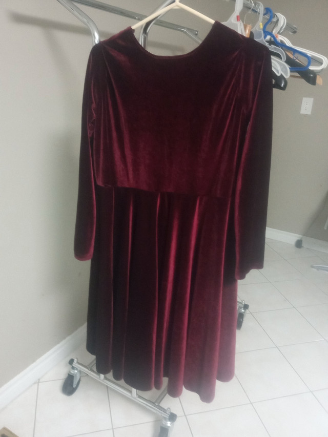 Maroon velvet Dress (medium size) in Women's - Dresses & Skirts in City of Toronto - Image 4