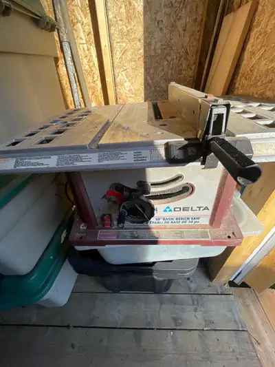 I am selling a used Delta 10" basic bench saw, perfect for small projects and DIY enthusiasts. Here...