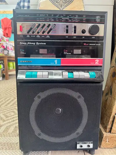Découvrez le système Sanyo Sing-Along vintage, un véritable retour dans le passé pour les amateurs d...