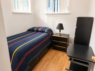 CHAMBRE MEUBLÉE TOUT INCLUS – VIEUX-LONGUEUIL Idéal étudiant(e) ou professionnel(le) Rue Préfontaine...