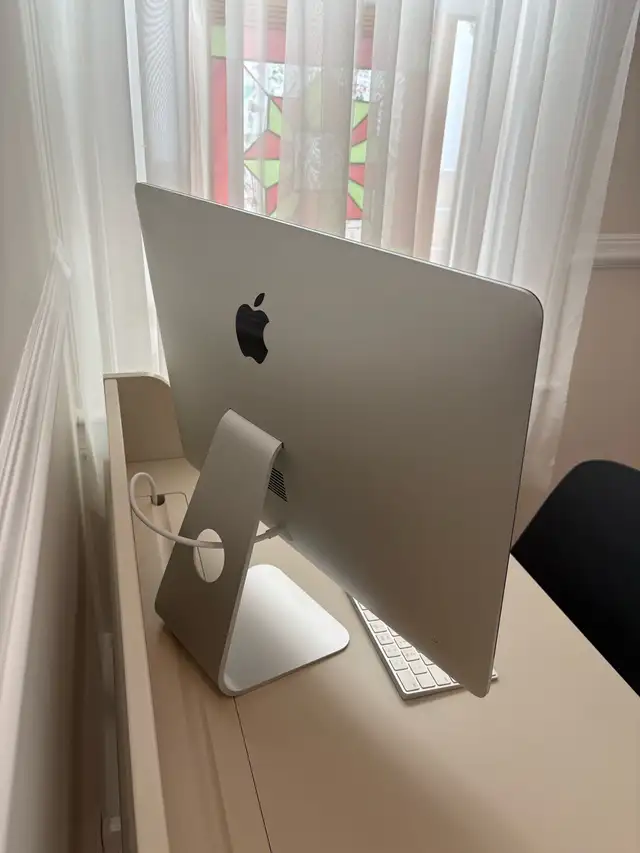 Apple iMac 21.5” Retina 4K in Desktop Computers in Ottawa - Image 3