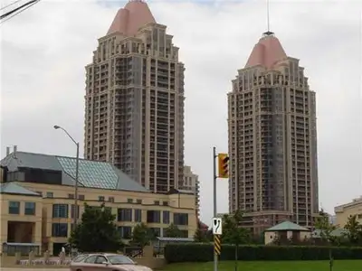 Deluxe 1 Bed, Den & 2 Full Bath Condo, 2 min walk to Square 1