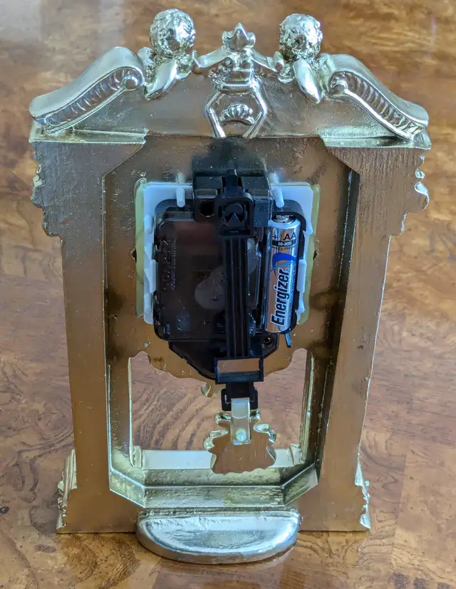 Tabletop or Wall Clock with Pendulum in Home Décor & Accents in Ottawa - Image 3