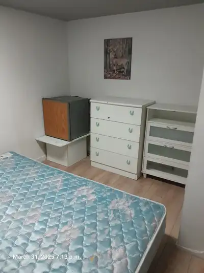 Adresse : 964A rue cinq-mars, Trois-Rivières. G8Z 3V2 1 chambre à louer individuellement près du CEG...