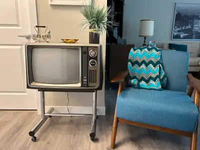 Vintage TV prop/decor. TV turns on, however, does not work. One broken piece on antenna P. Perfect f...