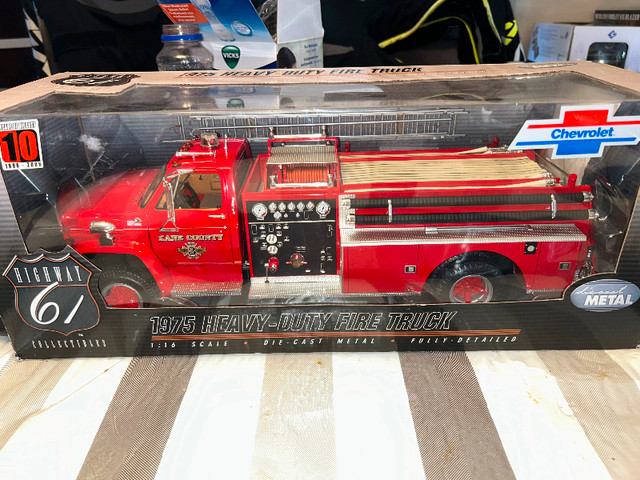 Chevrolet 1975 Fire Truck camion pompier Highwah 61 diecast dans Art et objets de collection  à Longueuil/Rive Sud