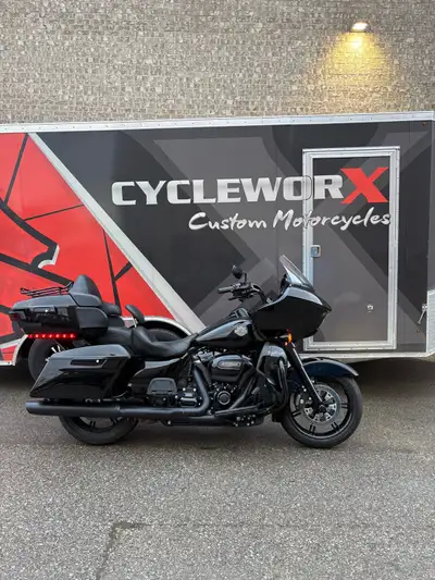 Ultra Limited 16,000 kms Great touring bike Full tour pack Lower fairings Mustang seat Vivid black 2...