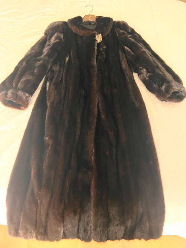 Manteau de fourrure VISON brun foncé in Women's - Tops & Outerwear in Lévis - Image 3