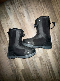 Snowboarding boots 