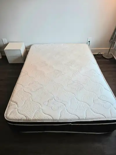Matelas double en bon état a vendre. Valeur de 500$ que je laisse a 80$. Raison de la ventes déménag...