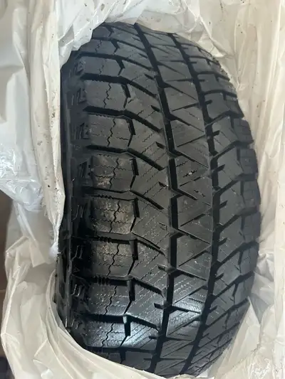 Pneus d’hiver Bridgestone 225/45 R18. En très bonne état, 2x 11/32 et 2x 8-9/32.