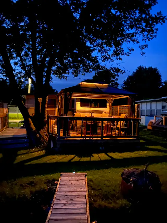 Waterfront Camper/Trailer on springfed lake in Ontario in Canada - Image 9