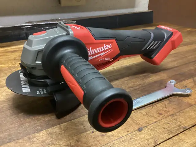 MILWAUKEE M18 FUEL BRUSHLESS RAPID STOP 4 1/2”-5” PADDLE GRINDER in Power Tools in Barrie - Image 2