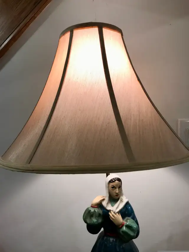 MCM Chalkware Woman Figure Brass Base Table Lamp w/Shade Works in Indoor Lighting & Fans in City of Toronto - Image 8