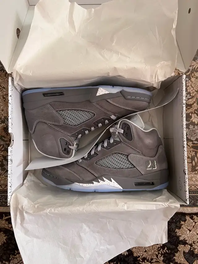 Jordan 5 wolf grey (size 10.5) in Men's Shoes in Mississauga / Peel Region - Image 3