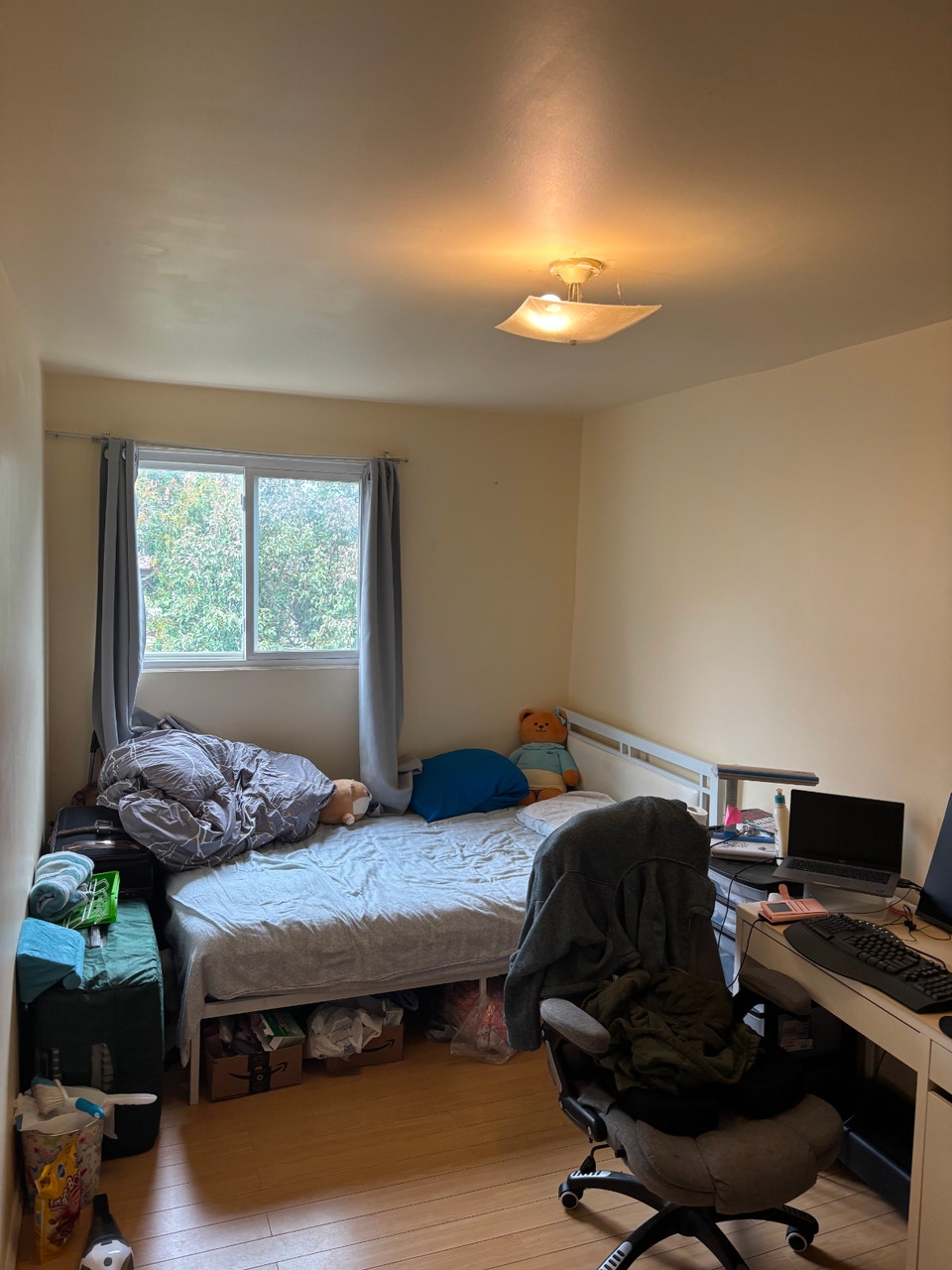 one big bedroom with a parking 4