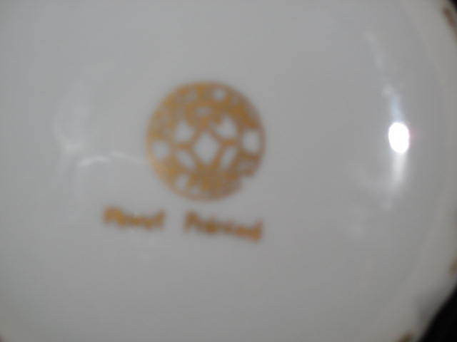 Vintage  White /Gold  Ceramic  Coffee Pot / Salt in Kitchen & Dining Wares in Regina - Image 2