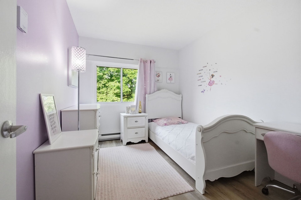 4 bed Townhome end Unit, Ravine Backyard in Bowmanville/ON, photo 9 of 10