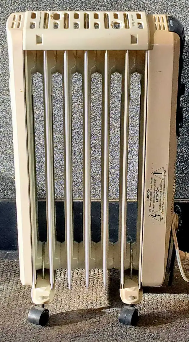 Pelonis Oil Filled Electric Space Heater H0157C (31757077) in Heaters, Humidifiers & Dehumidifiers in Calgary - Image 3