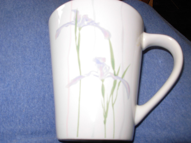 Two pretty mugs in Kitchen & Dining Wares in Kitchener / Waterloo - Image 3