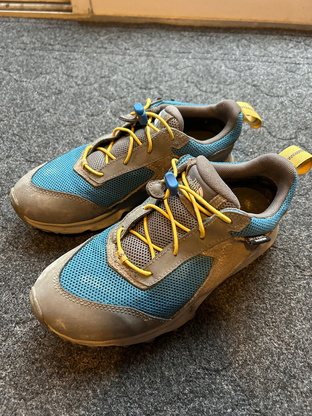 North Face waterproof hiking shoes - kid size 4 in Kids & Youth in City of Toronto - Image 2