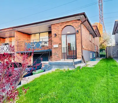 Great Location! 8 minutes walk to Seneca College True walking distance to convenience, restaurants,...