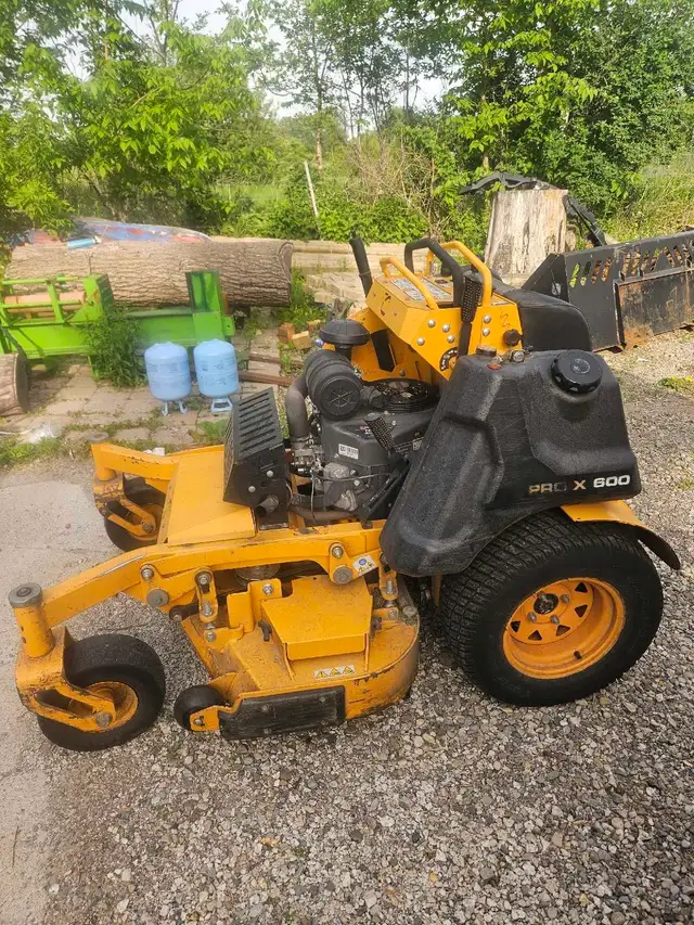 commercial stand on mower in Lawnmowers & Leaf Blowers in Kitchener / Waterloo - Image 6