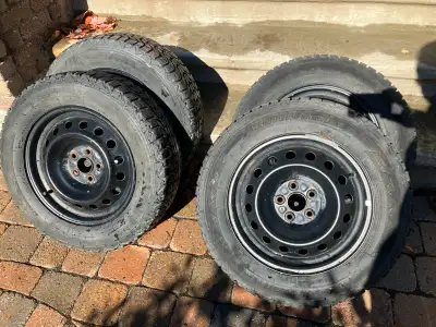 4 pneus d'hiver montés sur jantes 195/65R/15 - Jantes 5 trous -Allait sur Toyota Corolla. (reste 8/3...