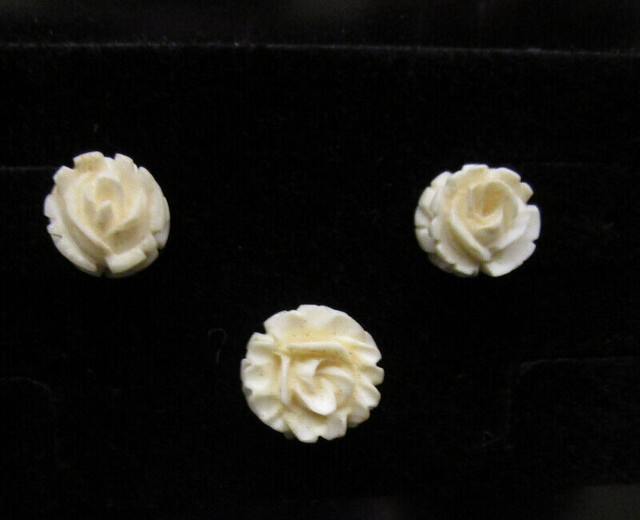 VINTAGE 4 PIECE SET OF CARVED FLORAL CORAL JEWELLERY in Arts & Collectibles in Hamilton - Image 3