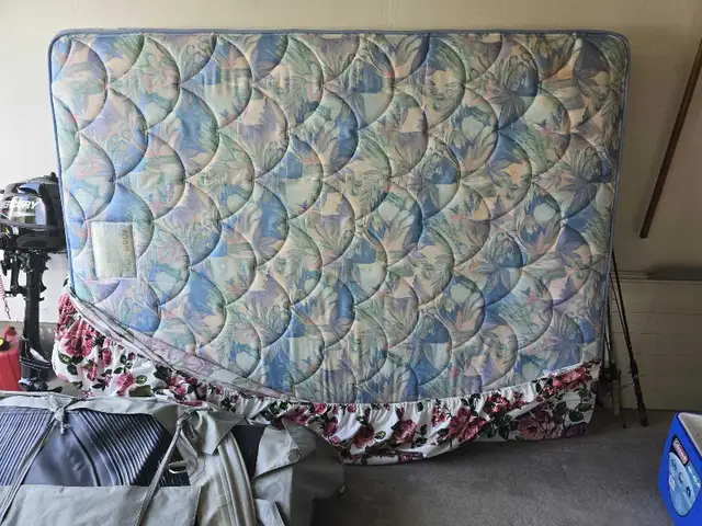 Queen Mattress with Cover in Beds & Mattresses in Mississauga / Peel Region - Image 4