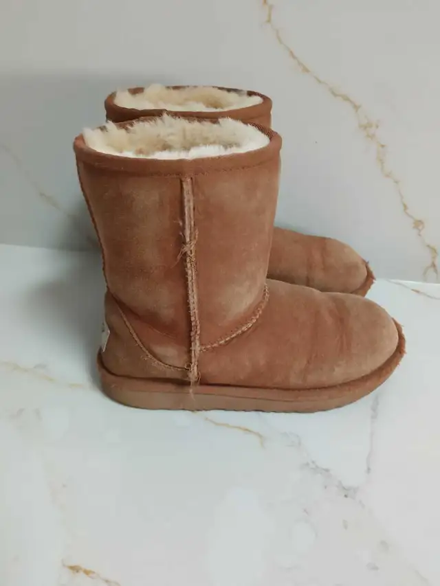 UGG boots size US 1 in Kids & Youth in Oakville / Halton Region - Image 5