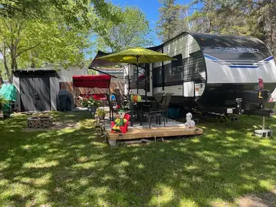 One owner since new trailer is in amazing condition both inside and out and the pride of ownership s...