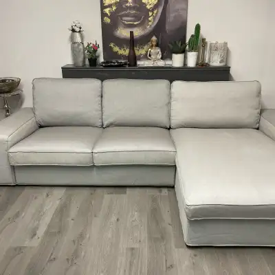 Canapé sectionnel IKEA Kivik en gris clair, en bon état général, confortable et spacieux. Entièremen...